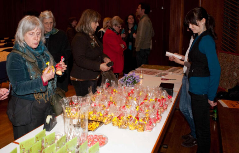die von Martha Schreck zusammen mit Schülerinnen der Realschule Tettnang gebackenen Kekse fanden großen Anklang