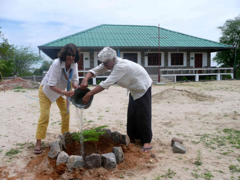 Im Namen unserer Sponsoren, Mitglieder und Freunde unseres Fördervereins haben Eric und ich zusammen einen Baum gepflanzt