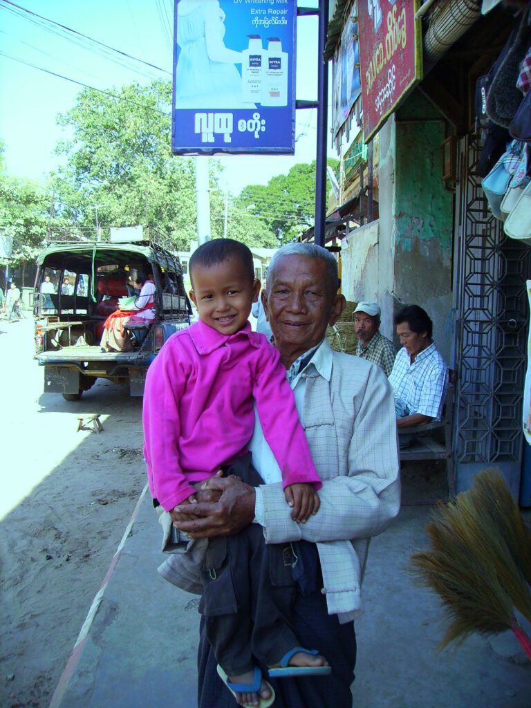 Wir übernehmen die Patenschaft für diesen Knirps und seinen Opa
