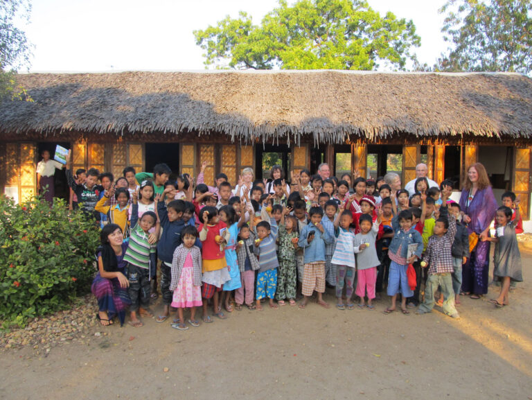 Im Moment unterstützen wir 75 Kinder, 65 davon besuchen die öffentlichen Schulen