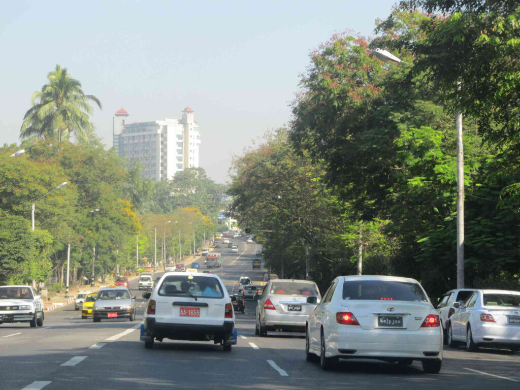 Auf den Straßen von Yangon sieht man überwiegend neue Autos