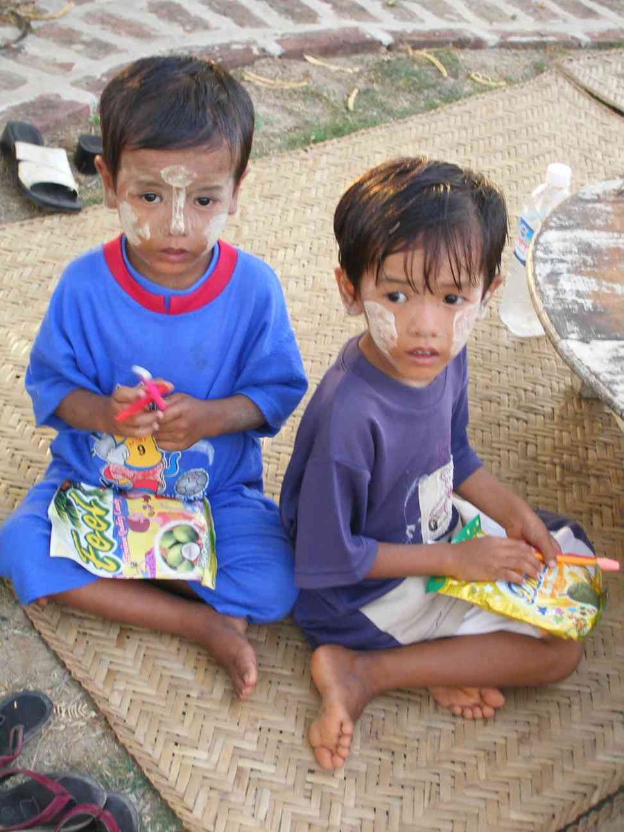 Mi Mi San (links) mit Ihrem Zwillingsbruder im Jahr 2006